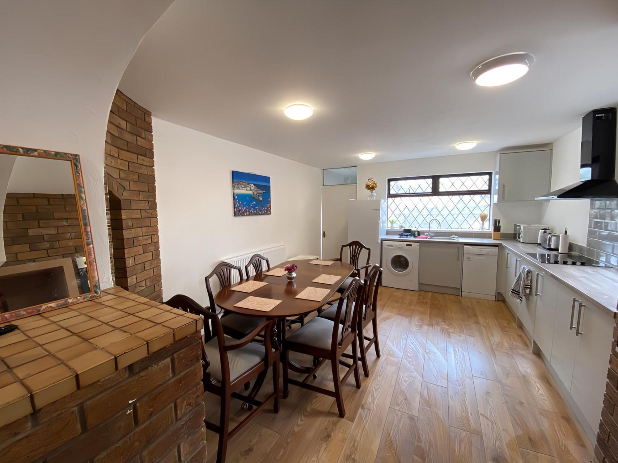 4-Bedroom Home - Perfect For Those Working In Bridgend - By Tailored Accommodation Exterior foto
