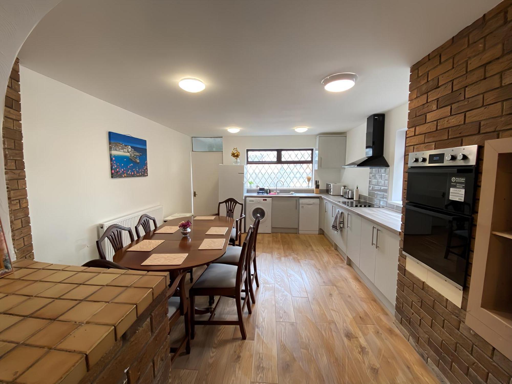 4-Bedroom Home - Perfect For Those Working In Bridgend - By Tailored Accommodation Exterior foto